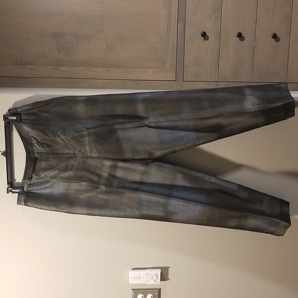 Woman's pants suit, jacket size 10 and pants 12, charol gray, green undertone . - Picture 4 of 4